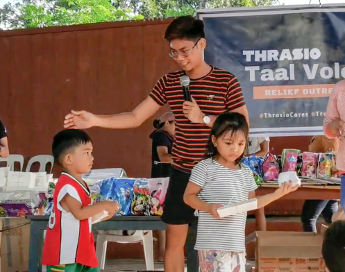 Kinder erhalten Geschenke bei einer Veranstaltung im Rahmen einer Thrasio Hilfsaktion.